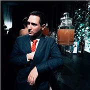 Economista, disegnatore, chitarrista, pittore, che parla tre lingue, offre lezioni online sia di matematica come lingue o arte